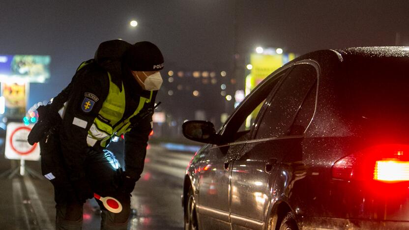 Vakare policijos patikros punktai Kaune dirba pilnu tempu