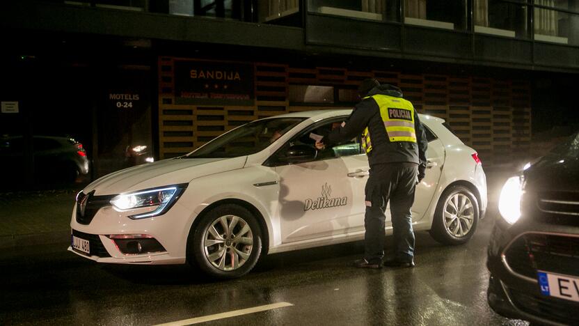 Vakare policijos patikros punktai Kaune dirba pilnu tempu