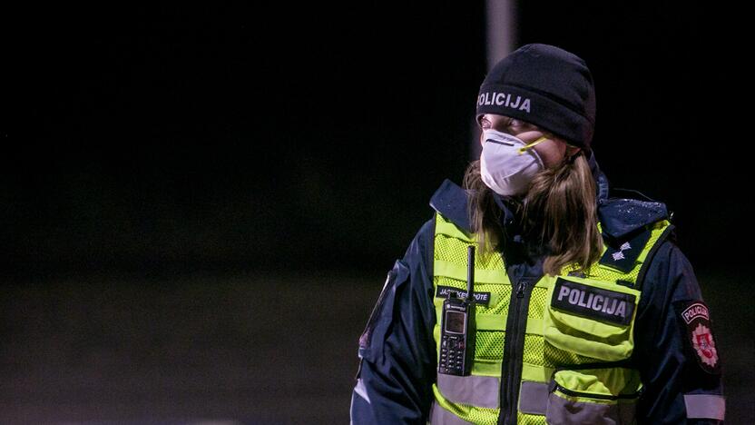 Vakare policijos patikros punktai Kaune dirba pilnu tempu