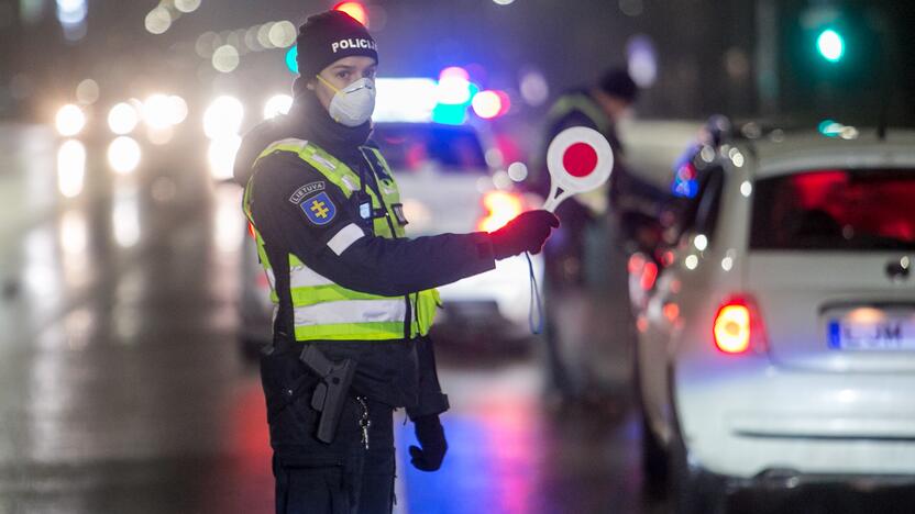 Vakare policijos patikros punktai Kaune dirba pilnu tempu