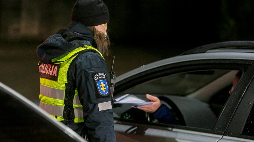 Vakare policijos patikros punktai Kaune dirba pilnu tempu