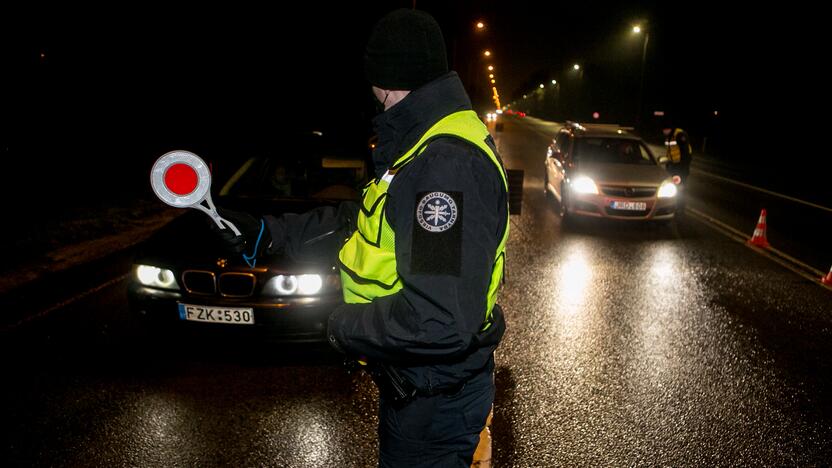 Vakare policijos patikros punktai Kaune dirba pilnu tempu