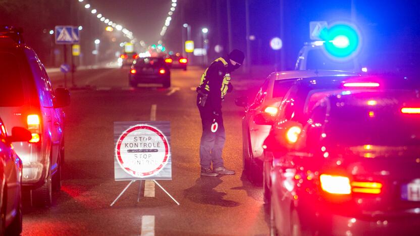 Vakare policijos patikros punktai Kaune dirba pilnu tempu