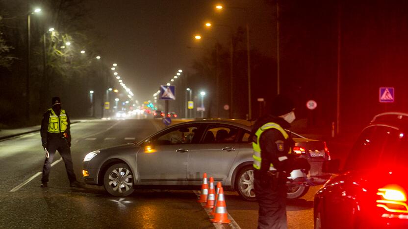 Vakare policijos patikros punktai Kaune dirba pilnu tempu