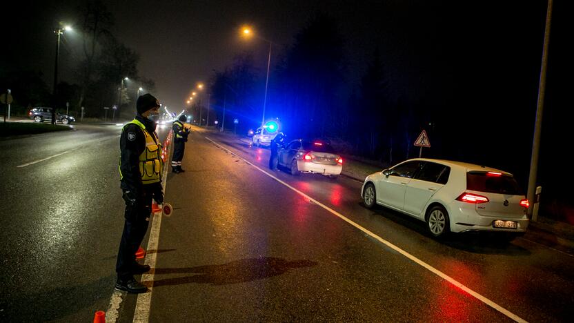 Vakare policijos patikros punktai Kaune dirba pilnu tempu