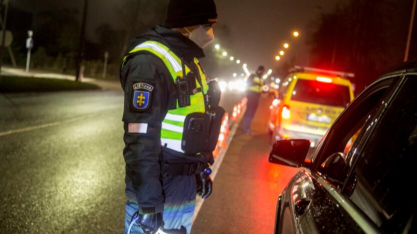 Vakare policijos patikros punktai Kaune dirba pilnu tempu