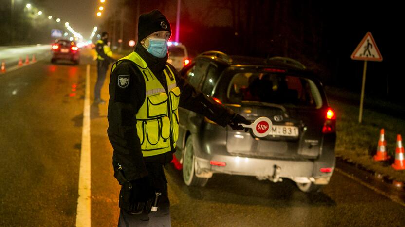 Vakare policijos patikros punktai Kaune dirba pilnu tempu