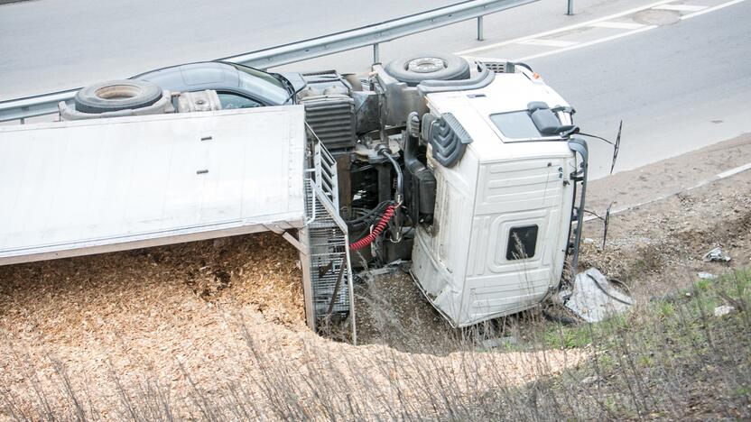 Ties Amalių pervaža apvirto vilkikas