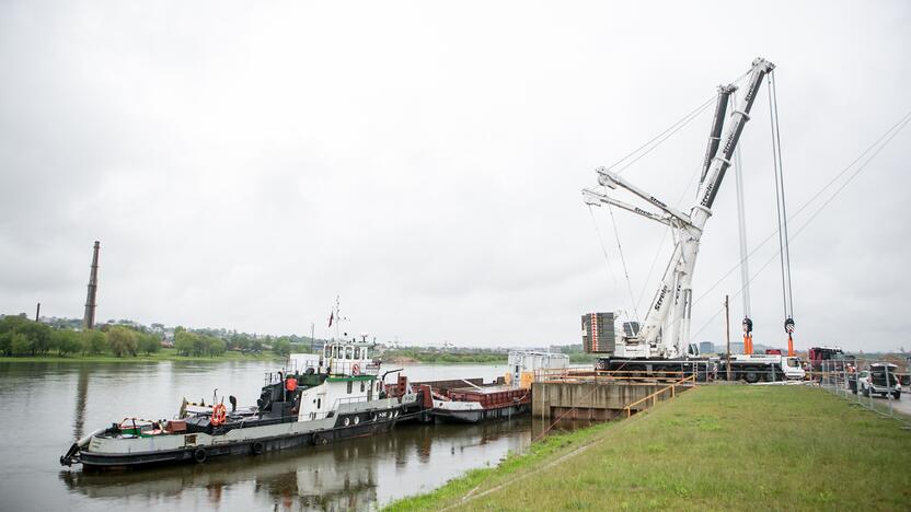 Kauną Nemunu pasiekė įspūdingas krovinys