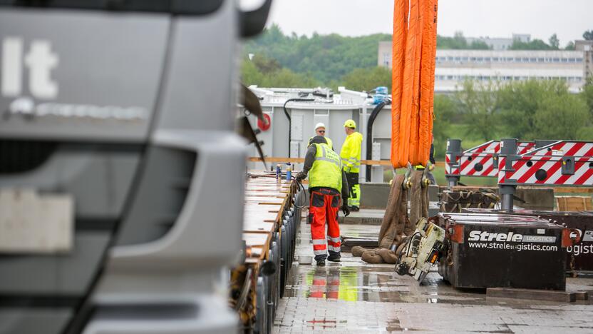 Kauną Nemunu pasiekė įspūdingas krovinys