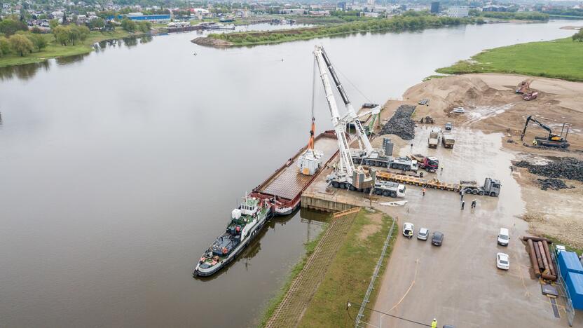 Kauną Nemunu pasiekė įspūdingas krovinys