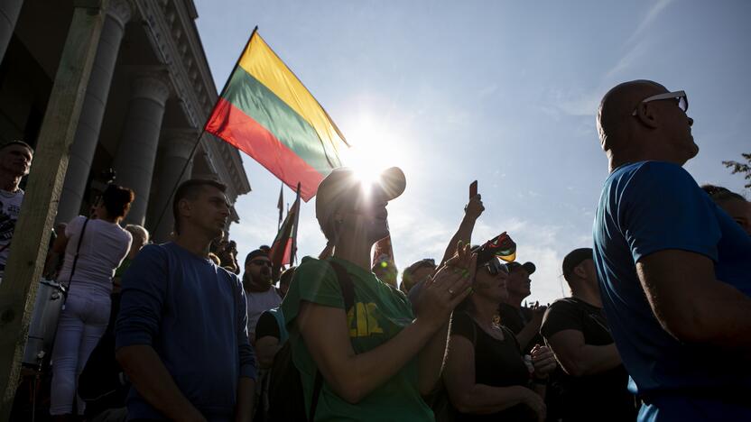 Protestas prie Seimo prieš COVID-19 ribojimus