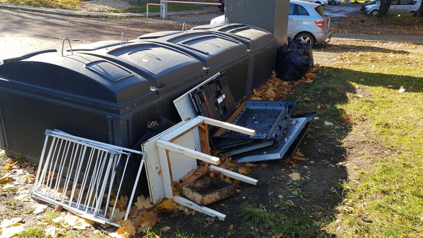 Kauniečiai ne vietoje palieka šiukšles ir juodų maišų kalnus