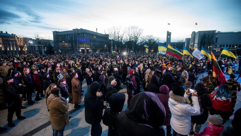 Daugybė žmonių Kaune susirinko į Ukrainos palaikymo akciją