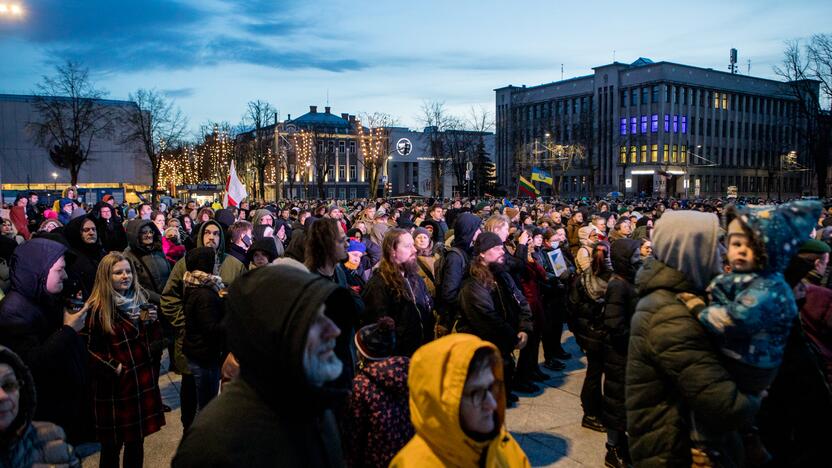 Daugybė žmonių Kaune susirinko į Ukrainos palaikymo akciją