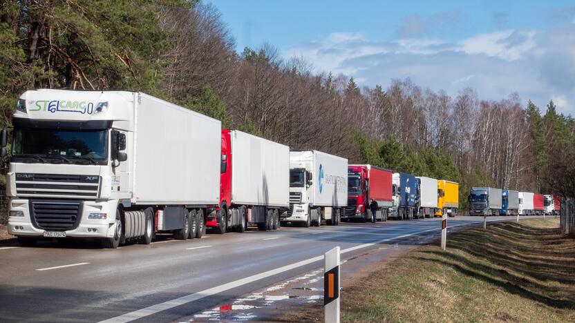 Situacija: šiuo metu EK ruošia naują išaiškinimą, kaip sankcijos Rusijos prekėms turėtų būti taikomos tranzitui į Kaliningradą.