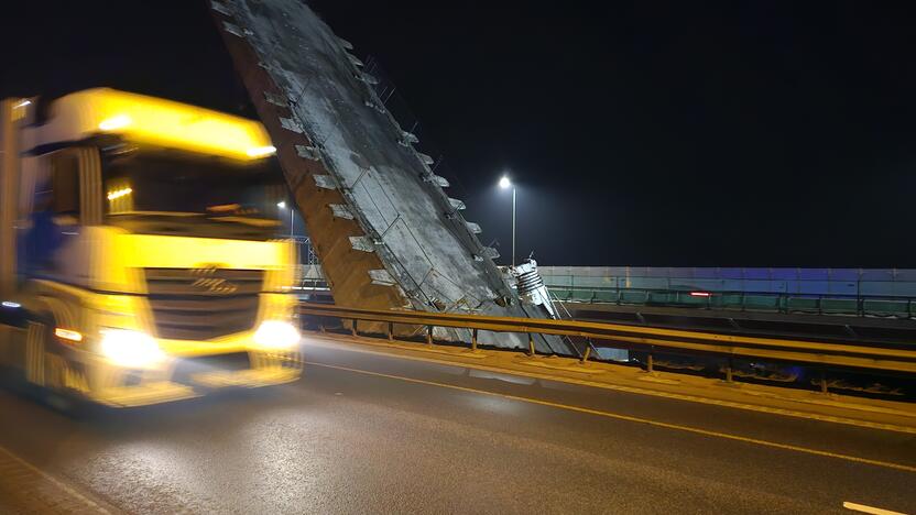 Nugriuvo tvarkomo A. Meškinio tilto konstrukcija