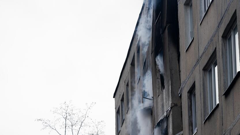 Keturis butus Viršuliškių daugiabutyje surijo liepsnos