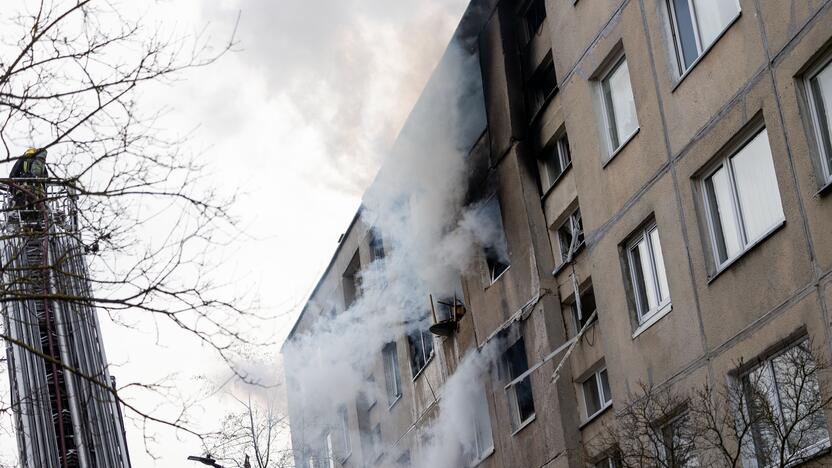 Keturis butus Viršuliškių daugiabutyje surijo liepsnos