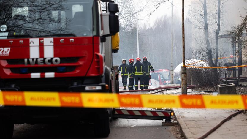 Keturis butus Viršuliškių daugiabutyje surijo liepsnos