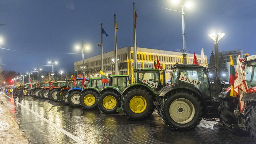 Ūkininkų protesto išvakarės: Gedimino pr. išrikiuota žemės ūkio technika