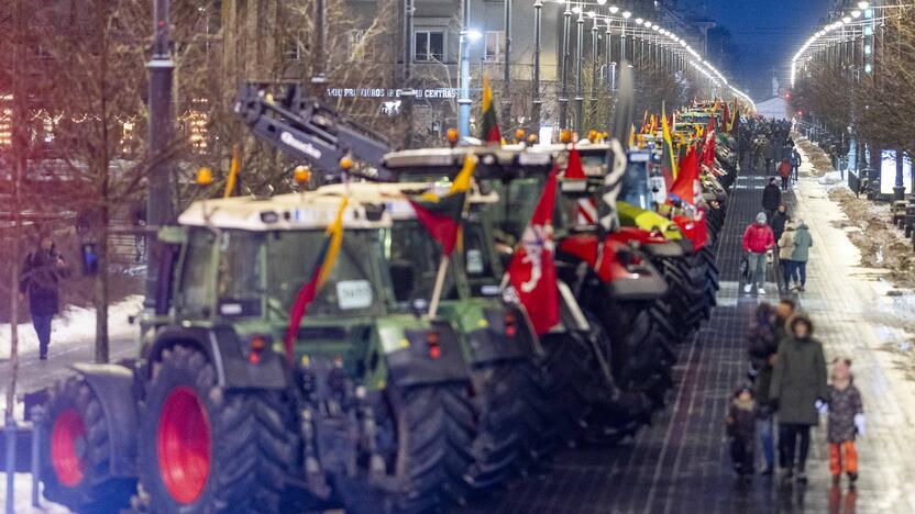 Ūkininkų protesto išvakarės: Gedimino pr. išrikiuota žemės ūkio technika