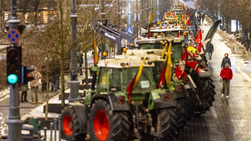 Ūkininkų protesto išvakarės: Gedimino pr. išrikiuota žemės ūkio technika