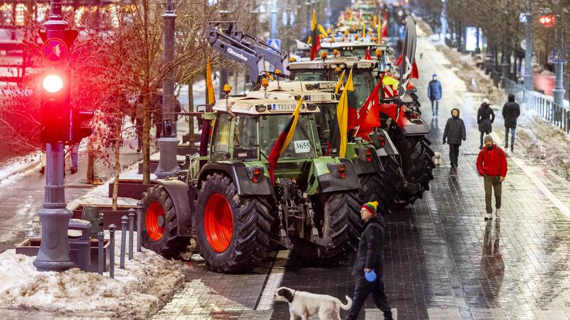 Ūkininkų protesto išvakarės: Gedimino pr. išrikiuota žemės ūkio technika