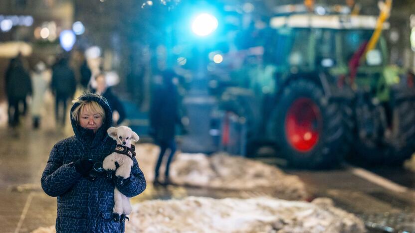 Ūkininkų protesto išvakarės: Gedimino pr. išrikiuota žemės ūkio technika