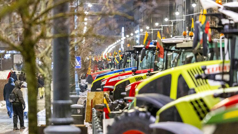 Ūkininkų protesto išvakarės: Gedimino pr. išrikiuota žemės ūkio technika