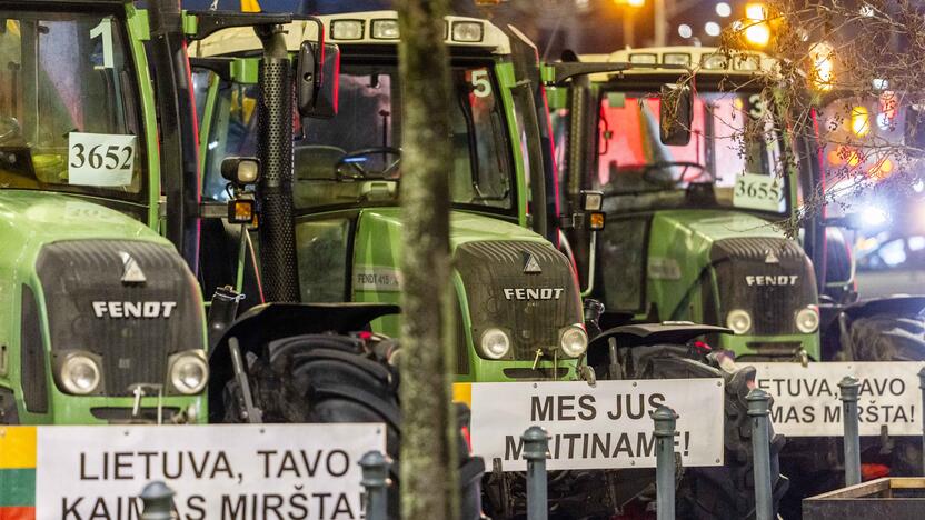 Ūkininkų protesto išvakarės: Gedimino pr. išrikiuota žemės ūkio technika