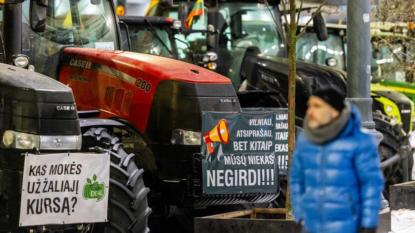 Ūkininkų protesto išvakarės: Gedimino pr. išrikiuota žemės ūkio technika