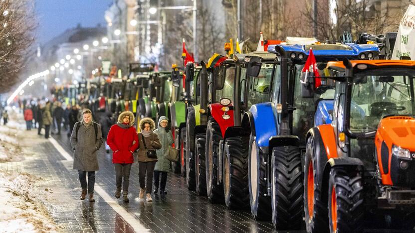 Ūkininkų protesto išvakarės: Gedimino pr. išrikiuota žemės ūkio technika