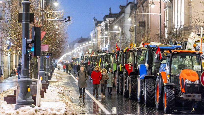 Ūkininkų protesto išvakarės: Gedimino pr. išrikiuota žemės ūkio technika