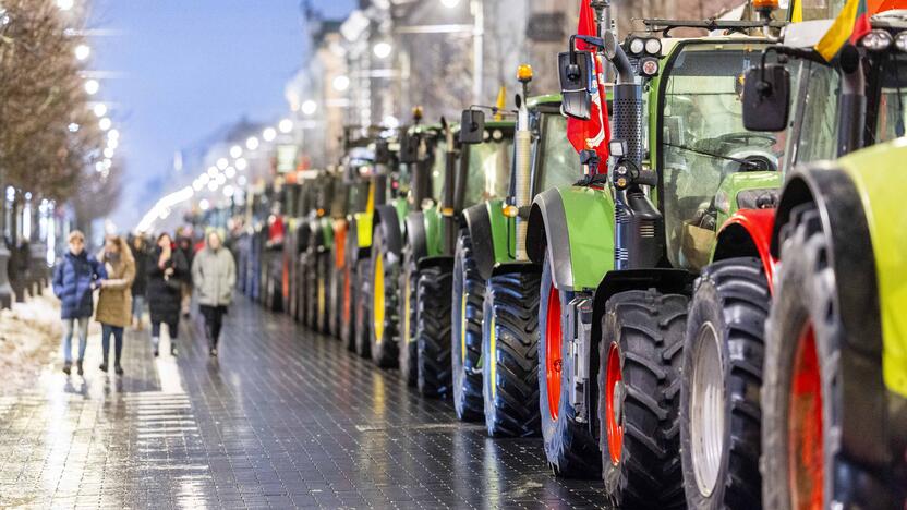 Ūkininkų protesto išvakarės: Gedimino pr. išrikiuota žemės ūkio technika