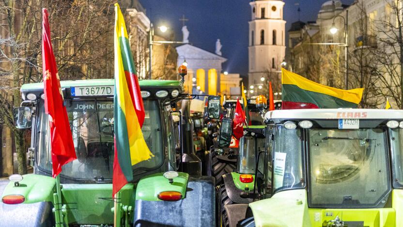 Ūkininkų protesto išvakarės: Gedimino pr. išrikiuota žemės ūkio technika