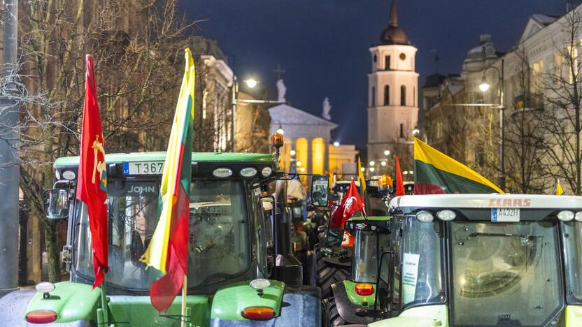 Ūkininkų protesto išvakarės: Gedimino pr. išrikiuota žemės ūkio technika