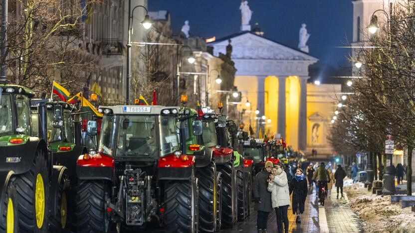 Ūkininkų protesto išvakarės: Gedimino pr. išrikiuota žemės ūkio technika