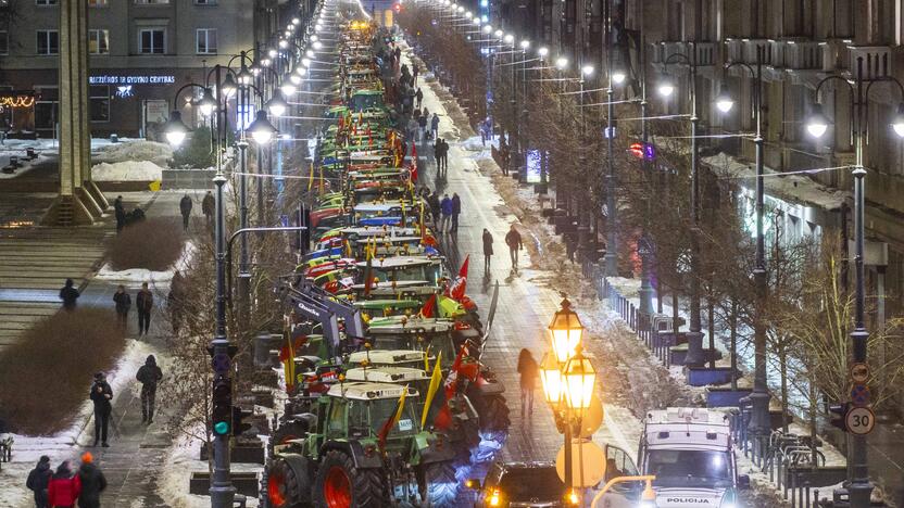 Ūkininkų protesto išvakarės: Gedimino pr. išrikiuota žemės ūkio technika