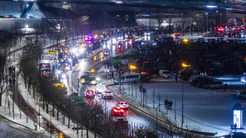 Ūkininkų protesto išvakarės: Gedimino pr. išrikiuota žemės ūkio technika