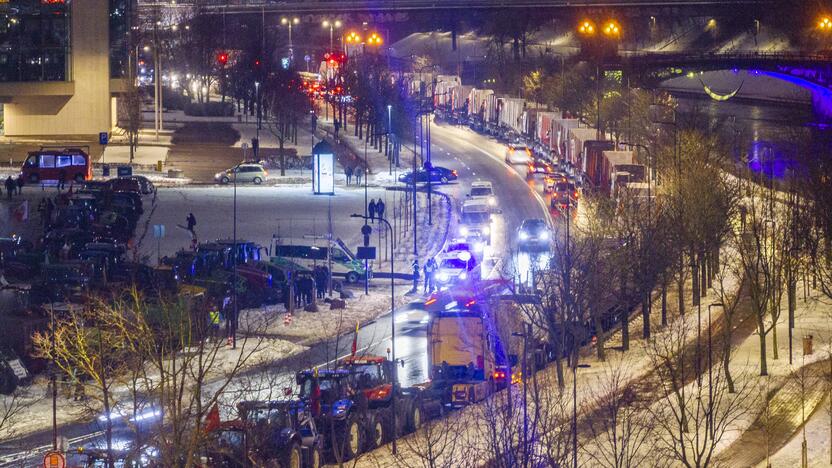 Ūkininkų protesto išvakarės: Gedimino pr. išrikiuota žemės ūkio technika