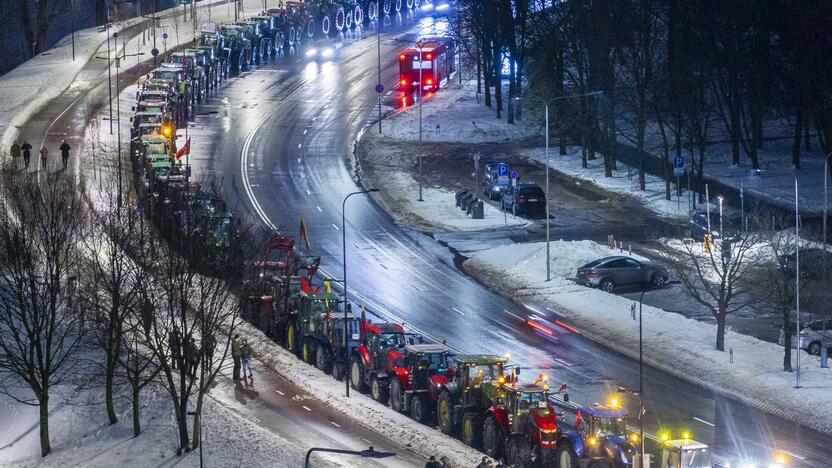 Ūkininkų protesto išvakarės: Gedimino pr. išrikiuota žemės ūkio technika