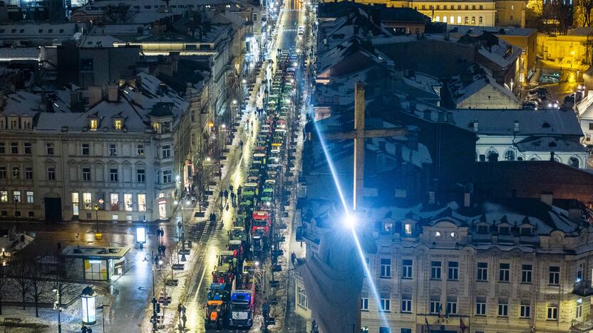 Ūkininkų protesto išvakarės: Gedimino pr. išrikiuota žemės ūkio technika