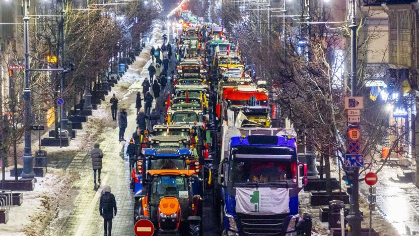 Ūkininkų protesto išvakarės: Gedimino pr. išrikiuota žemės ūkio technika