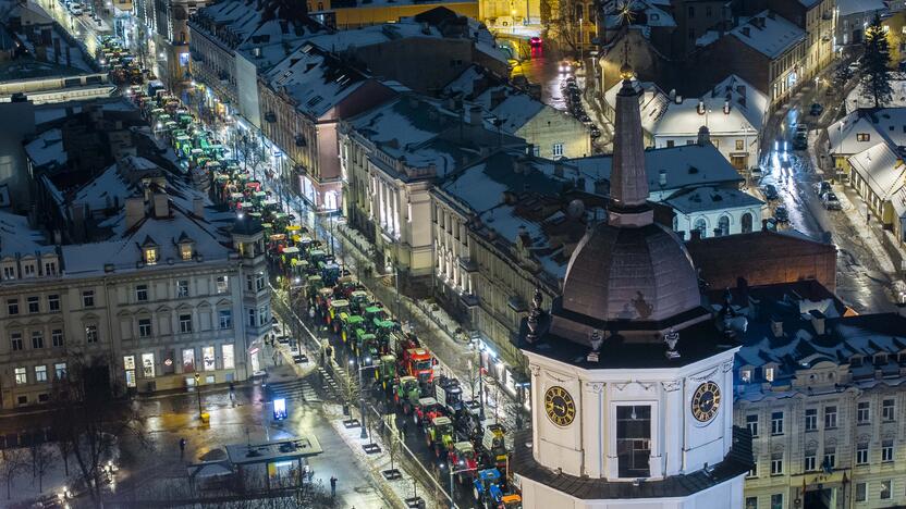 Ūkininkų protesto išvakarės: Gedimino pr. išrikiuota žemės ūkio technika