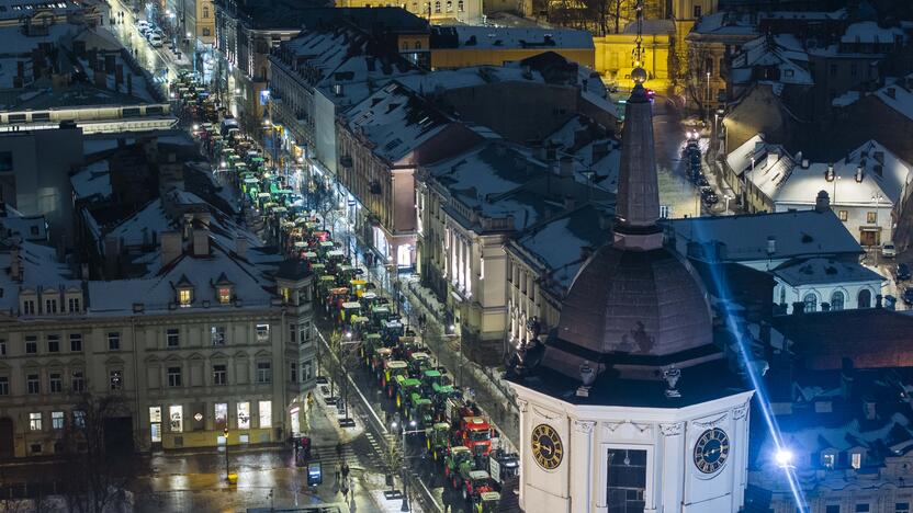 Ūkininkų protesto išvakarės: Gedimino pr. išrikiuota žemės ūkio technika