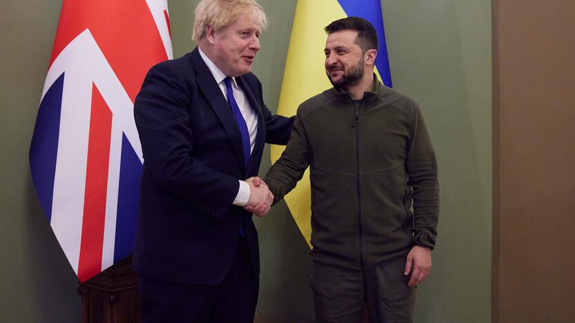 Borisas Johnsonas (kairėje) ir Volodymyras Zelenskis (dešinėje)