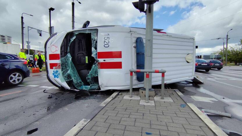 Kaune – stipri medikų automobilio ir „Volvo“ avarija