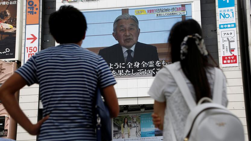 Akihito (centre)