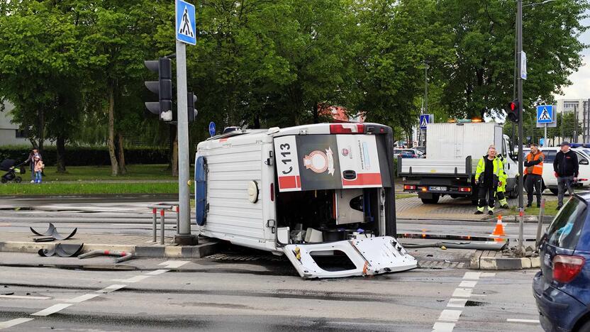 Kaune – stipri medikų automobilio ir „Volvo“ avarija